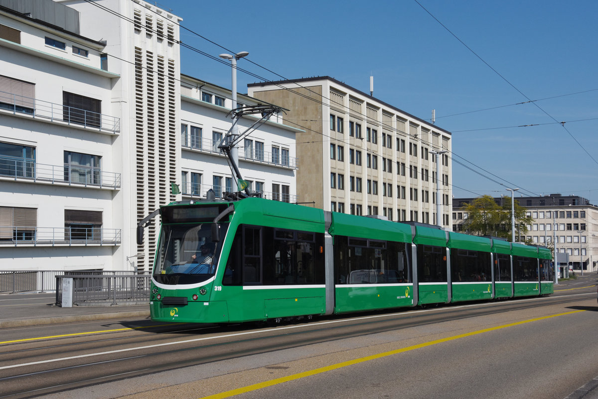 Be 6/8 Combino 319, auf der Linie 1, überquert die Dreirosenbrücke. Die Aufnahme stammt vom 14.09.2020.