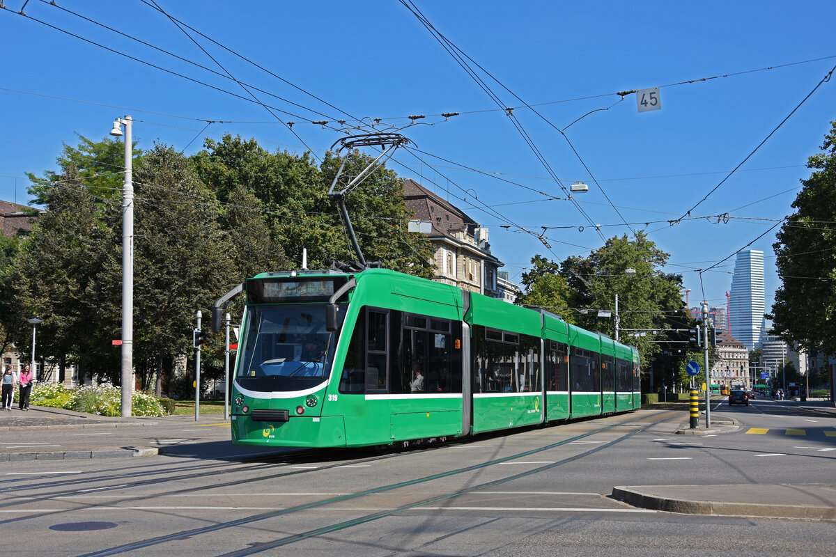 Be 6/8 Combino 319, auf der Linie 8, fährt bei der Haltestelle Bahnhof SBB ein. Die Aufnahme stammt vom 13.09.2021.