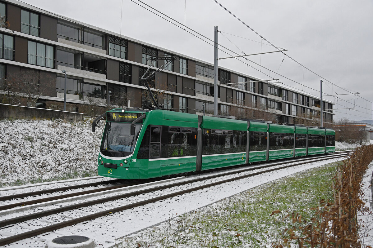 Be 6/8 Combino 319, auf der Linie 14, fährt am 08.01.2024 zur Haltestelle Freidorf.