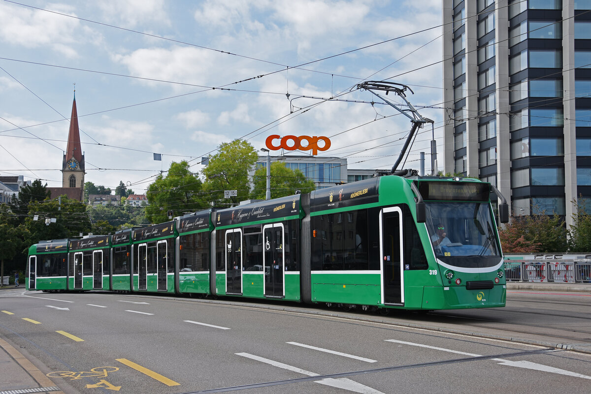Be 6/8 Combino 319, auf der wegen einer Grossbaustelle umgeleiteten Linie 14, überquert am 23.08.2025 die Münchensteinerbrücke. Aufnahme Basel.