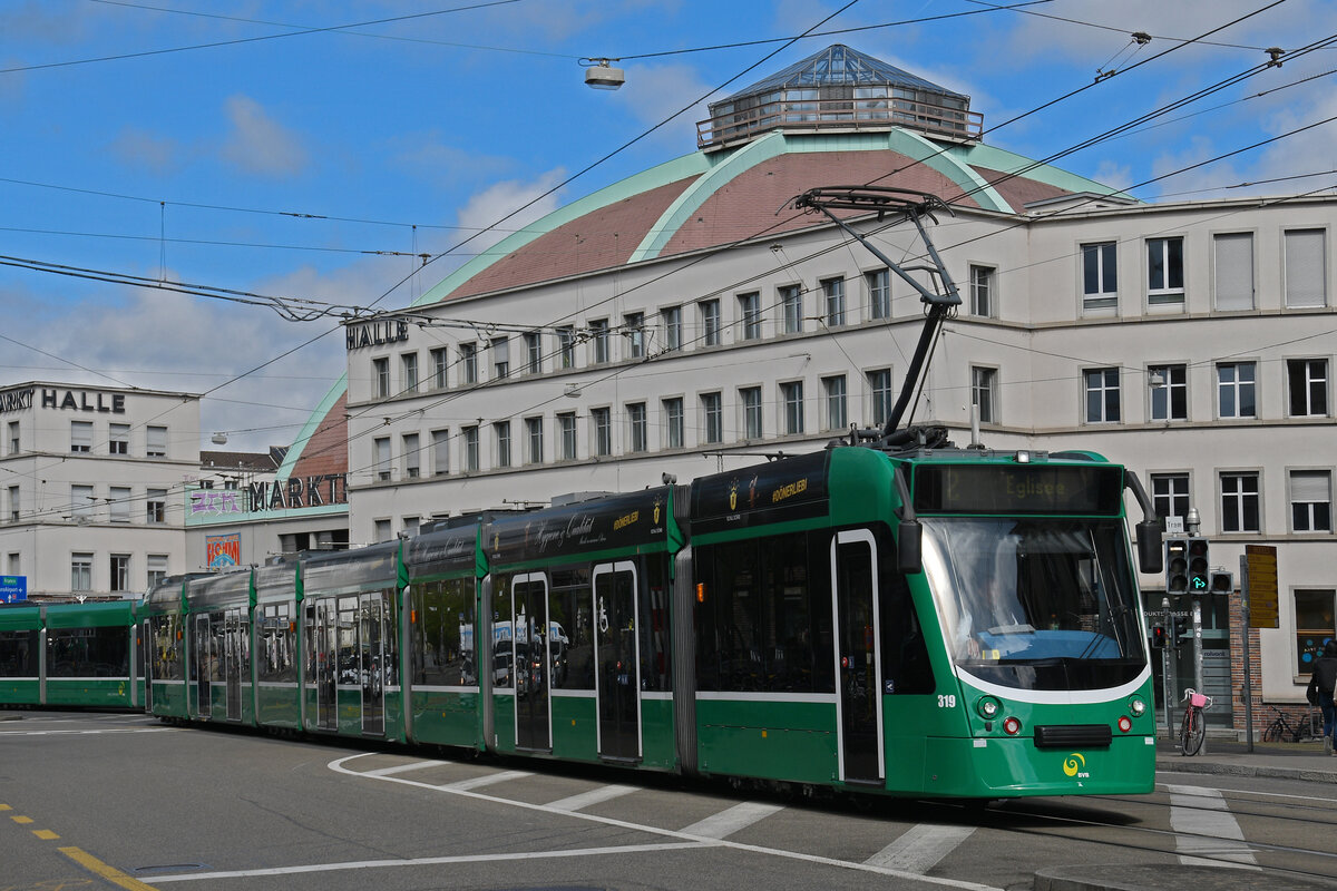 Be 6/8 Combino 319, auf der Linie 2, fährt am 14.04.2025 zur Haltestelle beim Bahnhof SBB. Aufnahme Basel.