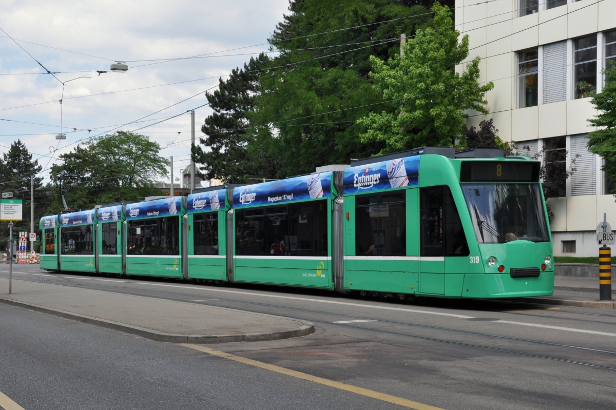 Be 6/8 Combino 319 auf der Linie 8 bedient die Haltestelle CIBA. Die Aufnahme stammt vom 10.06.2014.