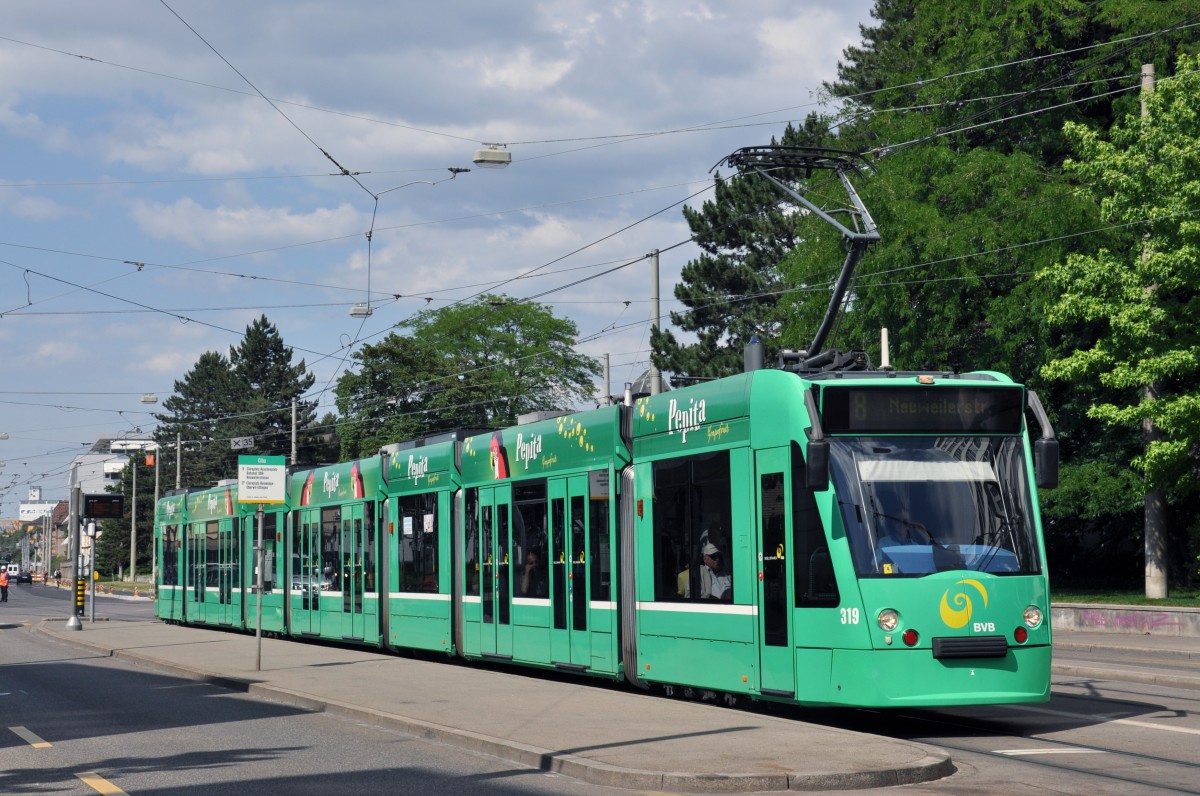 Be 6/8 Combino 319 auf der Linie 8 bedient die Haltestelle CIBA. Die Aufnahme stammt vom 16.06.2014.