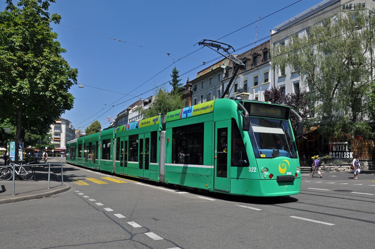 Be 6/8 Combino 319 auf der Linie 8 fährt zur Haltestelle Claraplatz. Die Aufnahme stammt vom 22.06.2014.