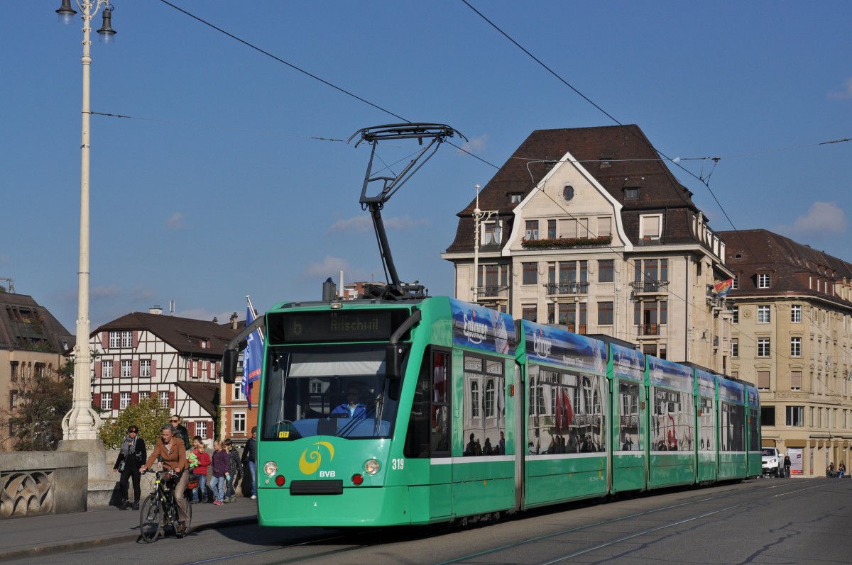 Be 6/8 Combino 319 auf der Linie 6 überquert die Mittlere Rheinbrücke. Die Aufnahme stammt vom 29.10.2014.