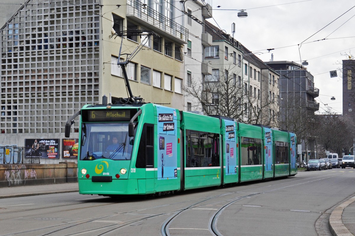 Be 6/8 Combino 319 auf der Linie 6 mit einer Teilwerbung für Yallo fährt zur Haltestelle Morgartenring. Die Aufnahme stammt vom 04.02.2015.