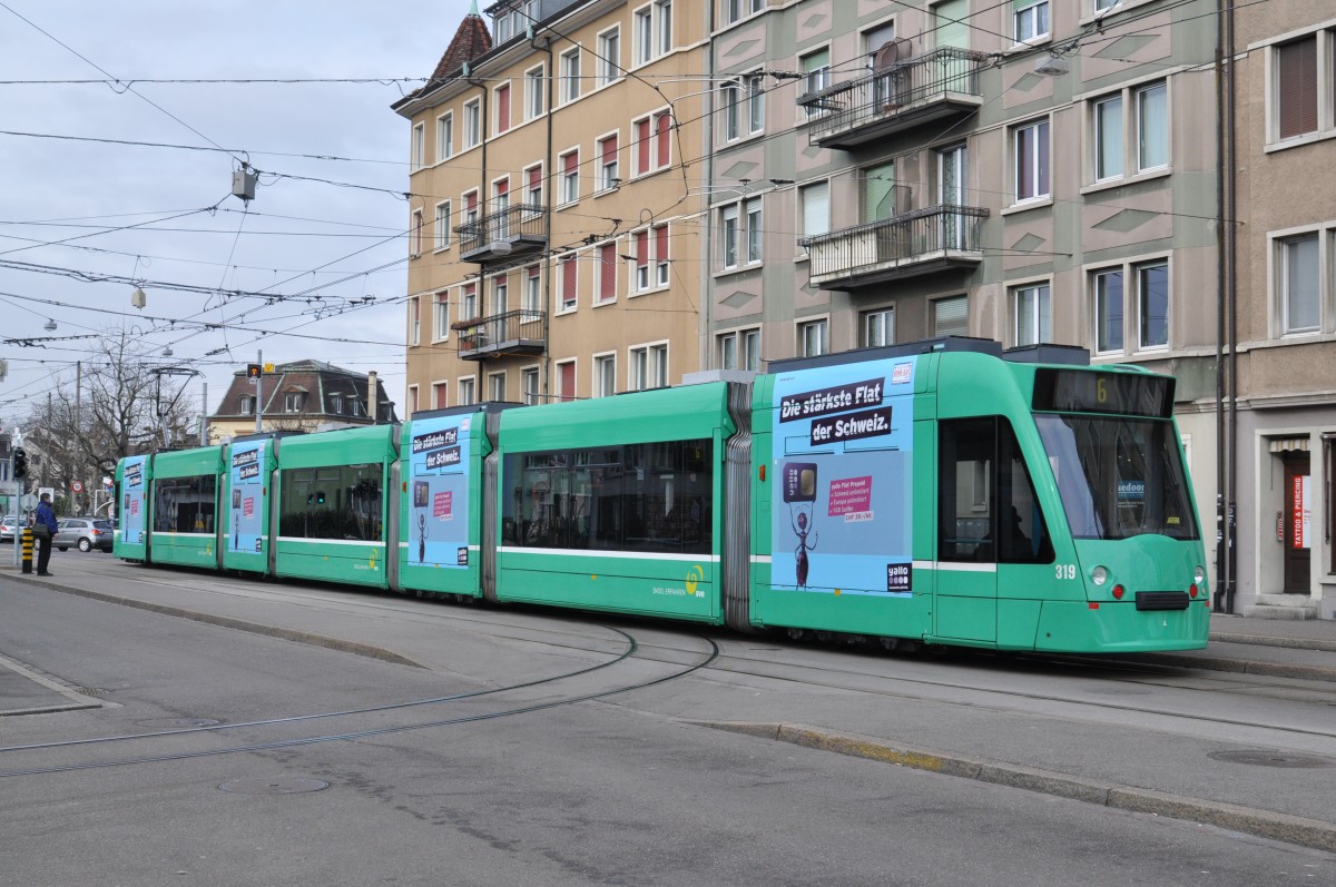 Be 6/8 Combino 319 auf der Linie 6 mit einer Teilwerbung für Yallo an der Haltestelle Morgartenring. Die Aufnahme stammt vom 04.02.2015.