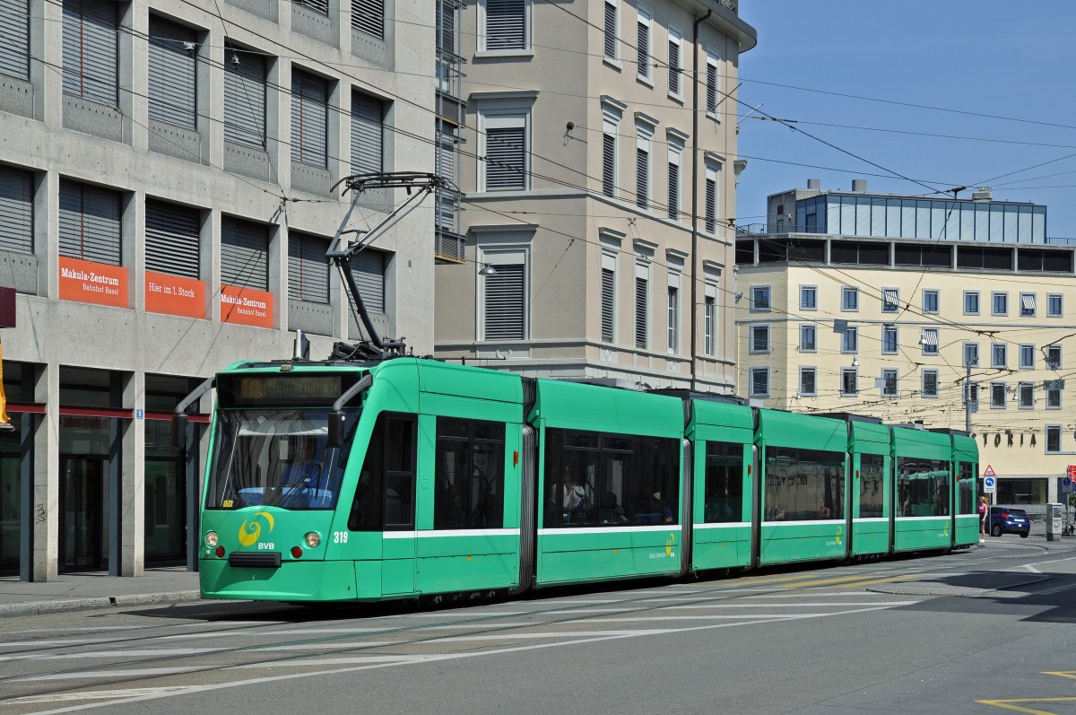 Be 6/8 Combino 319 auf der Linie 8 fährt zur Haltestelle Markthalle. Die Aufnahme stammt vom 11.07.2015.