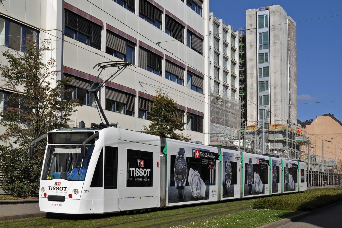 Be 6/8 Combino 319 macht neu Werbung für Tissot Uhren, anlässlich der Messe Basel World 15. Hier fährt der Combino auf der Linie 6 Richtung Haltestelle Gewerbeschule. Die Aufnahme stammt vom 12.03.2015.