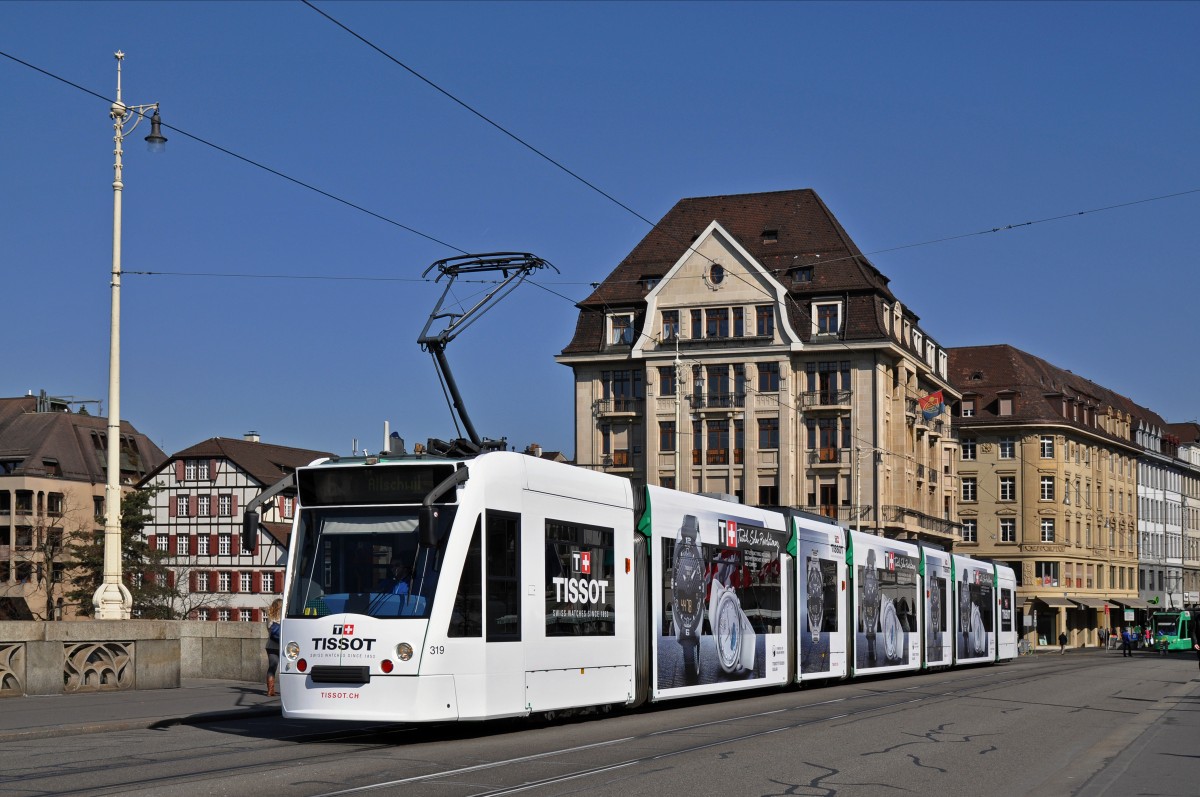 Be 6/8 Combino 319 macht neu Werbung für Tissot Uhren, anlässlich der Messe Basel World 15. Hier überquert der Combino die Mittlere Rheinbrücke. Die Aufnahme stammt vom 12.03.2015.