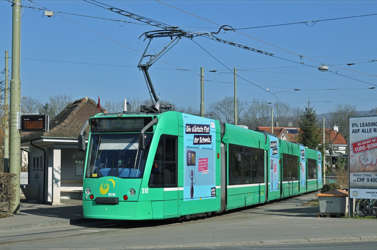 Be 6/8 Combino 319 mit einer Teilwerbung für Yallo auf der Linie 3 an der Endstation bei der Birsfelden Hard. Die Aufnahme stammt vom 12.02.2015.