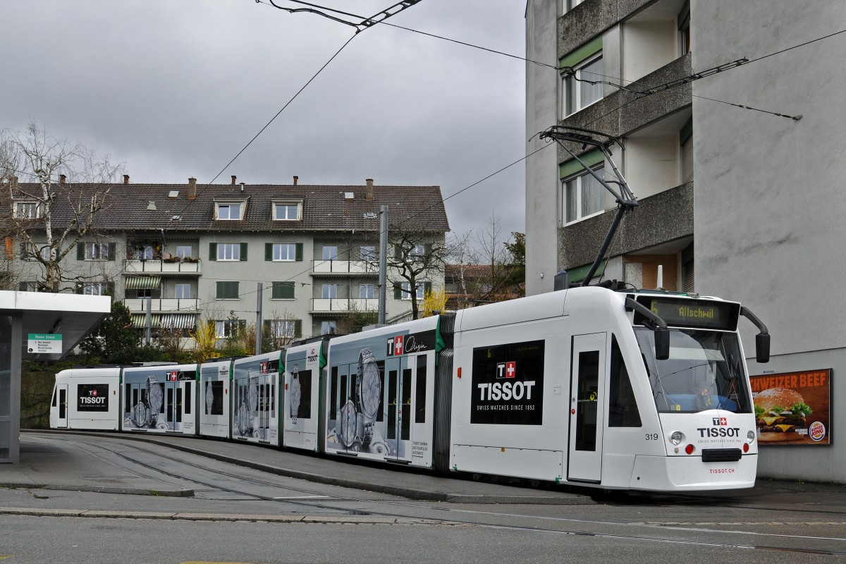 Be 6/8 Combino 319 mit der Werbung für Tissot Uhren, anlässlich der Messe Basel World 15, auf der Linie 6 an der Endstation an der Riehen Grenze. Die Aufnahme stammt vom 30.03.2015.