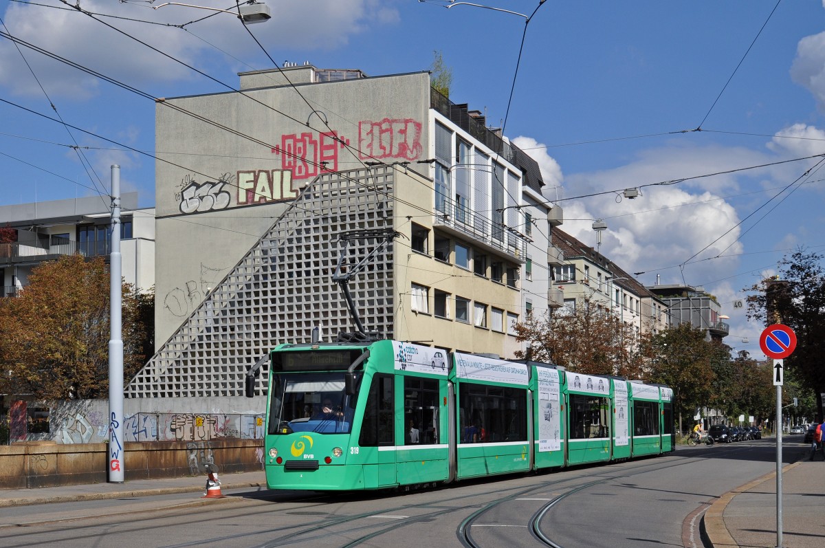 Be 6/8 Combino 319, mit einer Teilwerbung für Catch a Car, auf der Linie 6 fährt zur Haltestelle Morgartenring. Die Aufnahme stammt vom 02.09.2015.