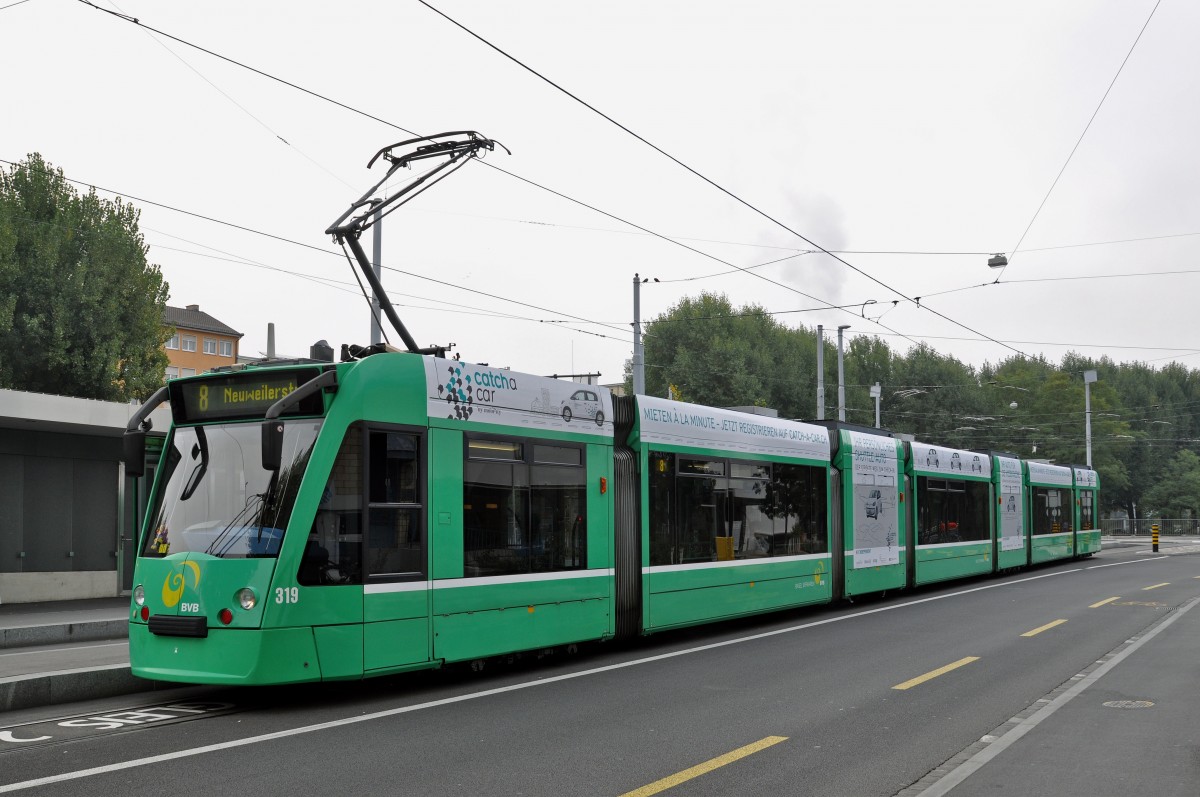 Be 6/8 Combino 319, mit einer Teilwerbung für Catcha Car, auf der Linie 8 wartet an der Endstation der Linie 8 in Kleinhüningen auf die nächste Abfahrtszeit. Die Aufnahme stammt vom 26.09.2015.