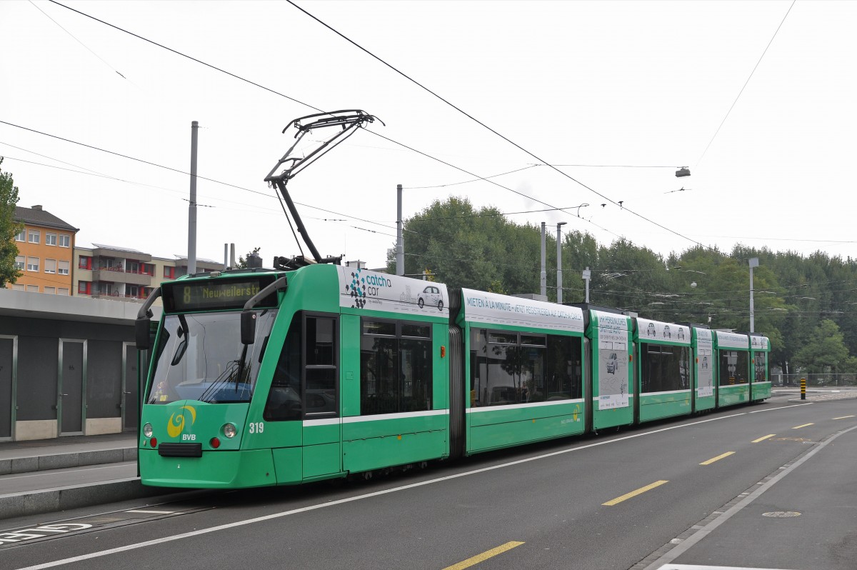 Be 6/8 Combino 319, mit einer Teilwerbung für Catch a Car, auf der Linie 8 wartet an der Endstation in Kleinhüningen. Die Aufnahme stammt vom 26.09.2015.