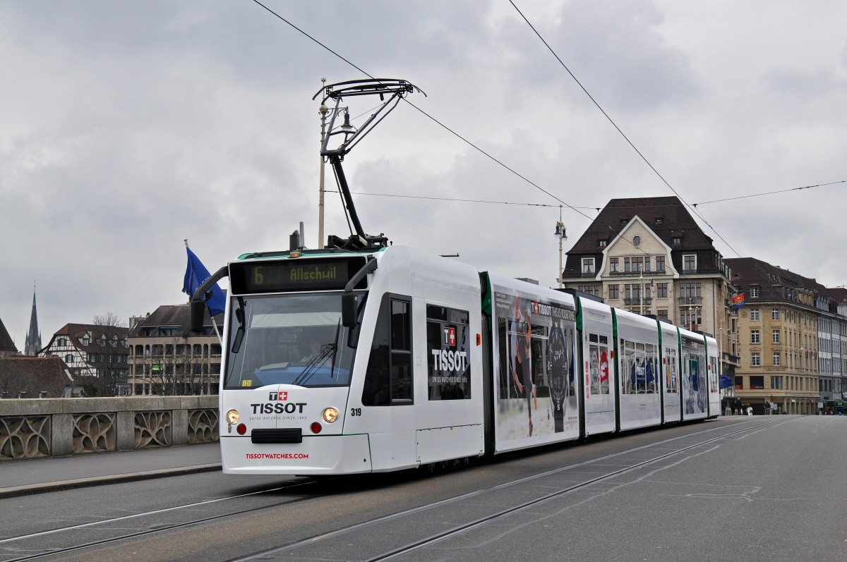 Be 6/8 Combino 319, mit einer Tissot Uhren Werbung, anlässlich der Basel World 2016, überquert die Mittlere Rheinbrücke. Die Aufnahme stammt vom 08.03.2016.