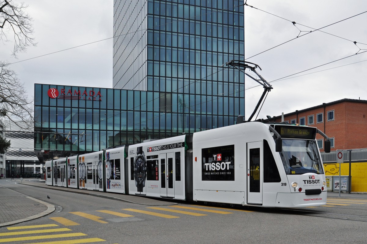 Be 6/8 Combino 319, mit einer Tissot Uhren Werbung, anlässlich der Basel World 2016, verlässt die Haltestelle Gewerbeschule Richtung Badischer Bahnhof. Die Aufnahme stammt vom 08.03.2016.