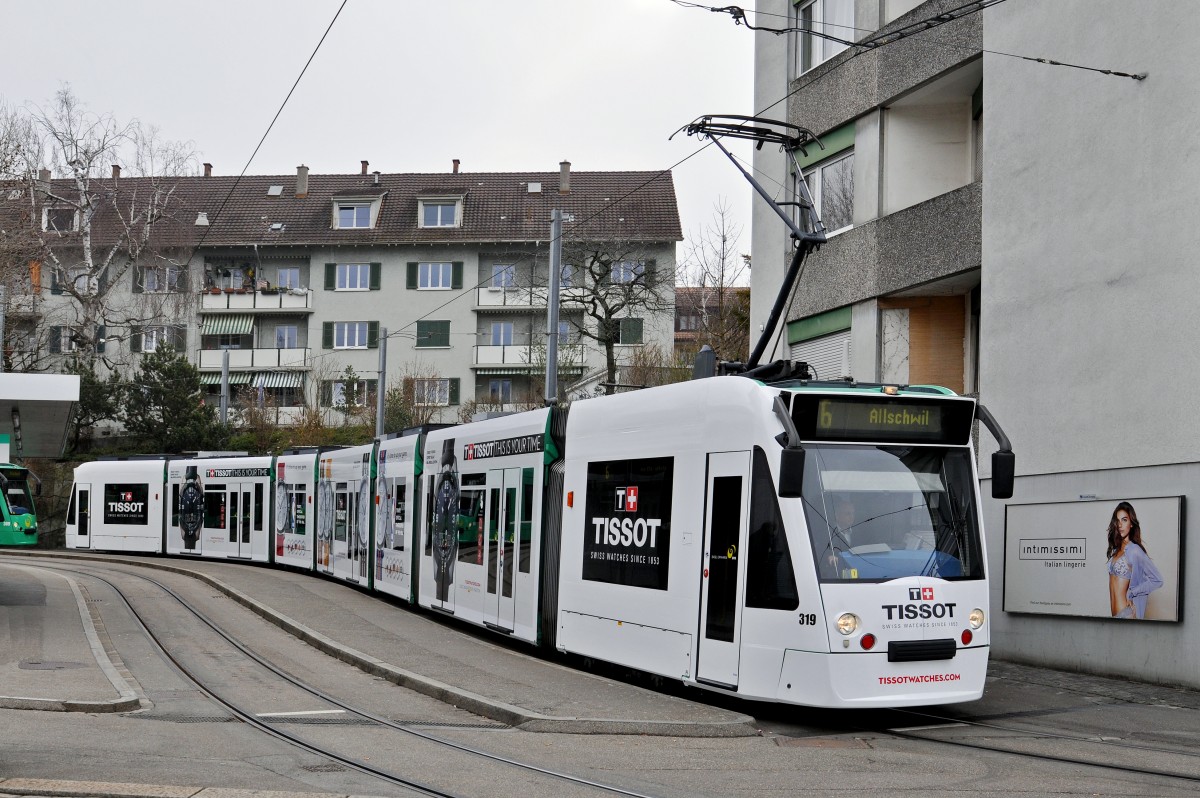 Be 6/8 Combino 319, mit einer Tissot Uhren Werbung, anlässlich der Basel World 2016, wartet an der Endhaltestelle der Linie 6 an der Riehen Grenze. Die Aufnahme stammt vom 21.03.2016.