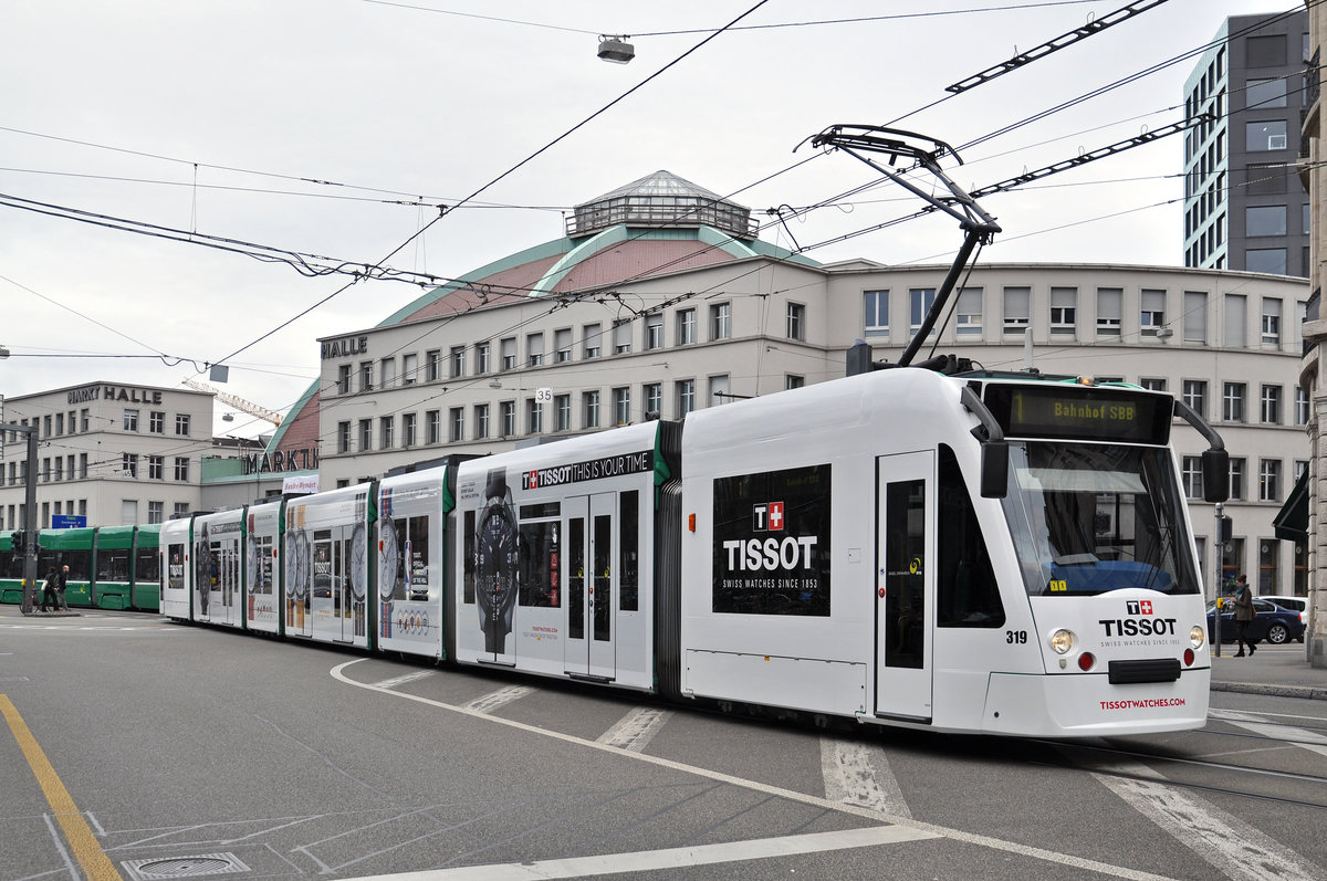 Be 6/8 Combino 319, mit einer Tissot Uhren Werbung, auf der Linie 1, fährt zur Haltestelle am Bahnhof SBB. Die Aufnahme stammt vom 07.04.2016.