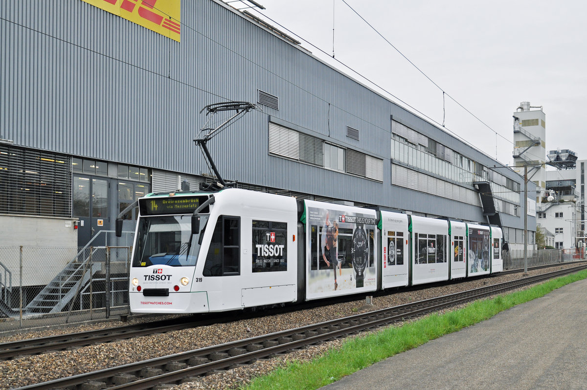 Be 6/8 Combino 319, mit einer Tissot Uhren Werbung, auf der Linie 14, fährt zur Haltestelle Lachmatt. Die Aufnahme stammt vom 08.04.2016.