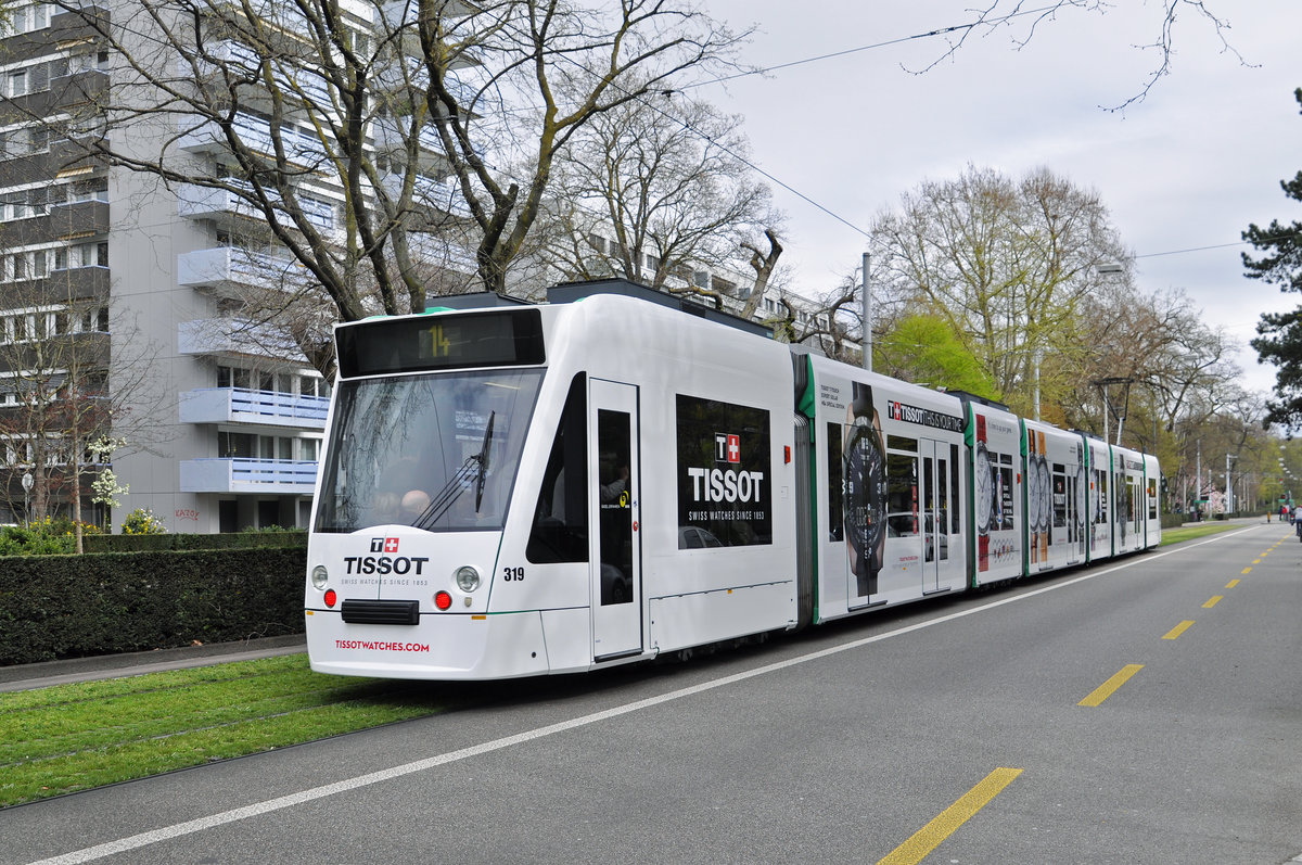 Be 6/8 Combino 319, mit einer Tissot Uhren Werbung, fährt zur Haltestelle der Linie 14 an der Hardstrasse. Die Aufnahme stammt vom 07.04.2016.