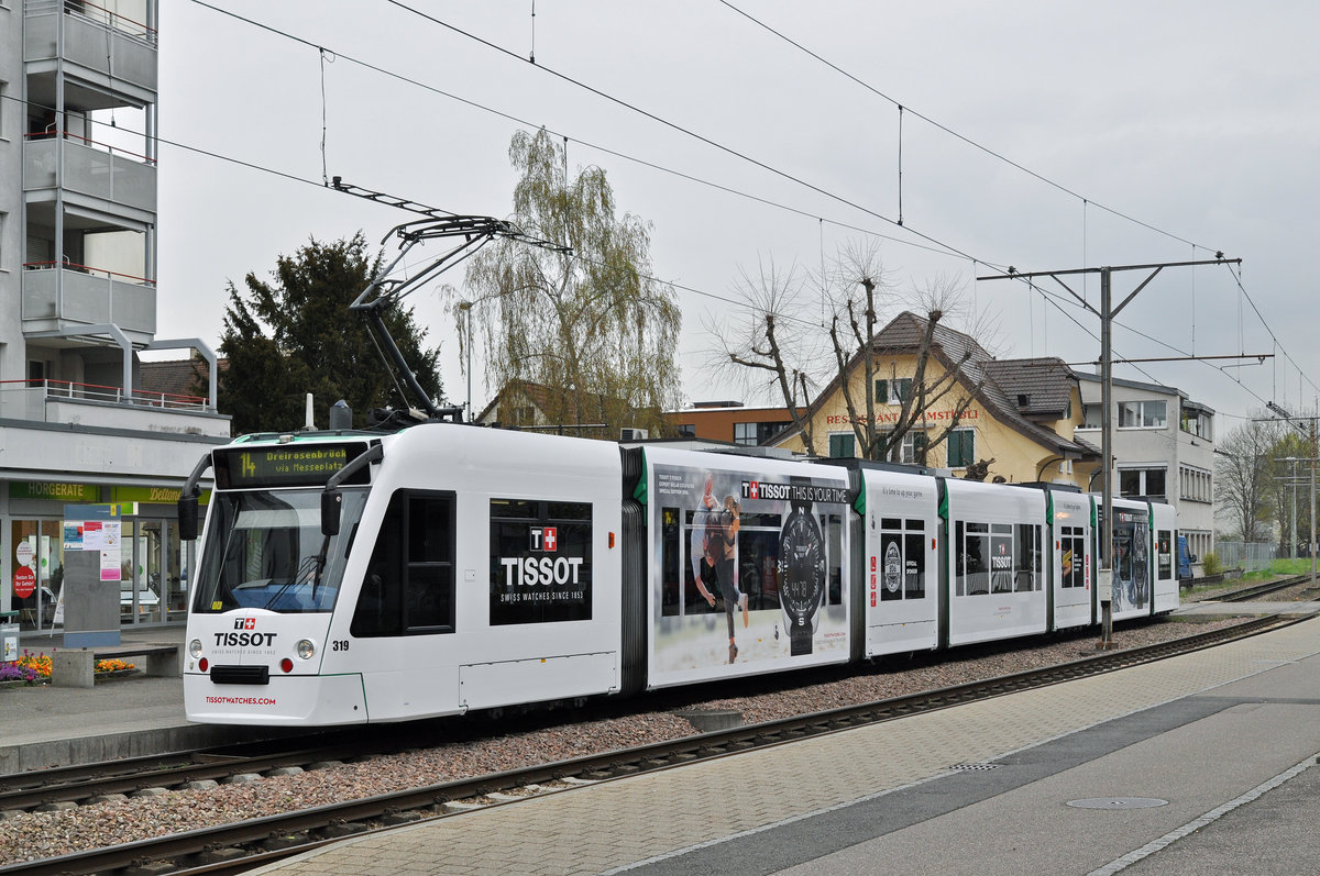 Be 6/8 Combino 319, mit einer Tissot Uhren Werbung, watetet an der Endstation der Linie 14 in Pratteln. Die Aufnahme stammt vom 08.04.2016.