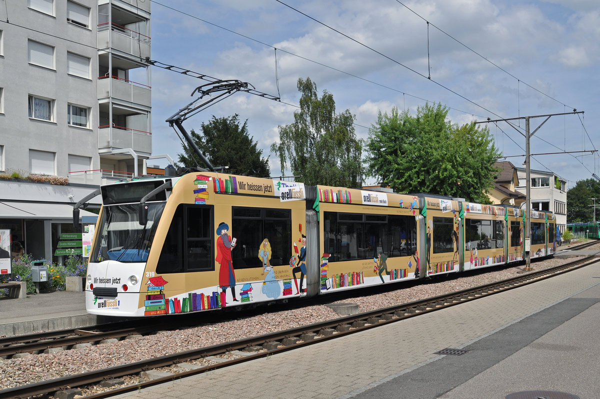 Be 6/8 Combino 319, mit einer Werbung für die Umbenennung von Thalia in Orellfüssli, wartet an der Endstation der Linie 14 in Pratteln. Die Aufnahme stammt vom 06.07.2016. 