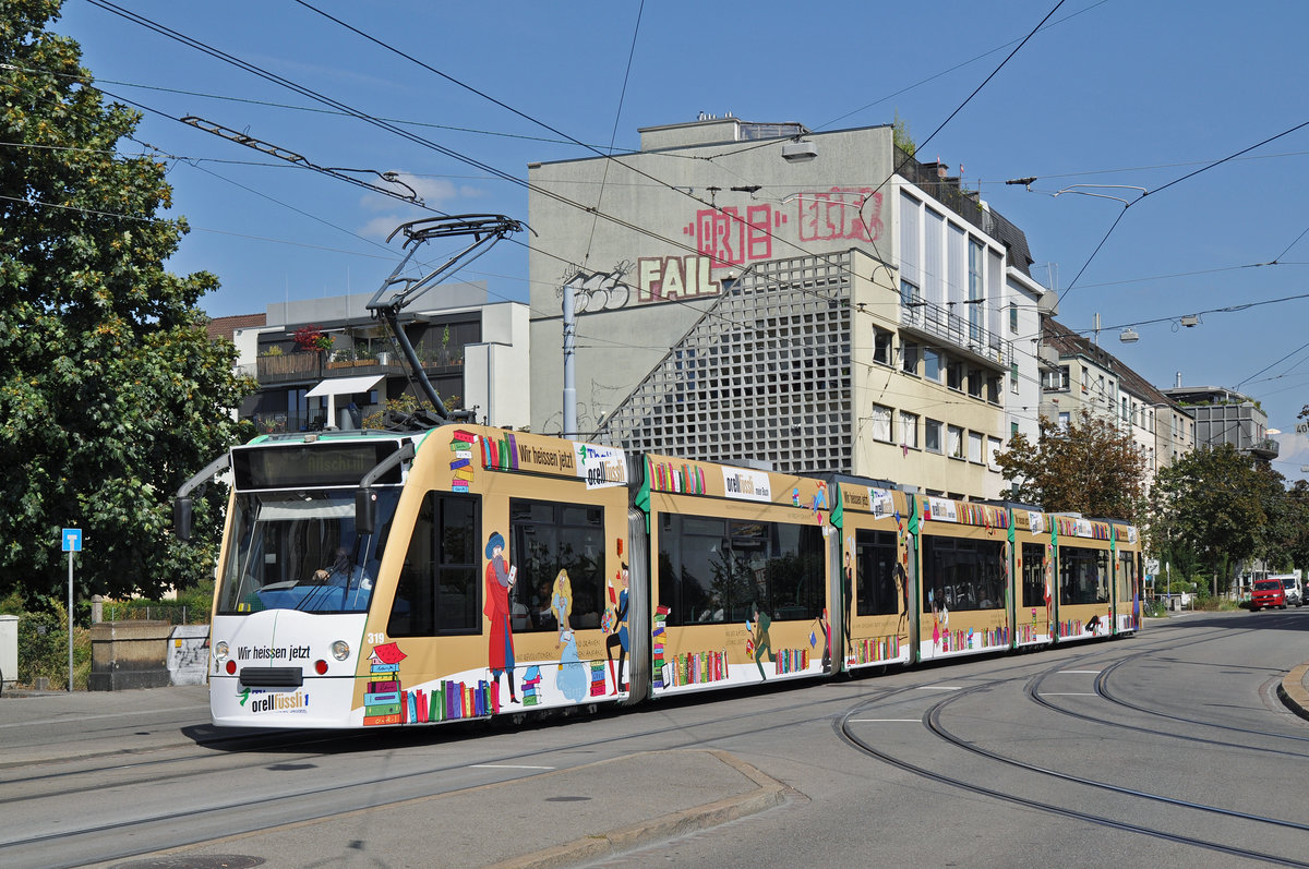 Be 6/8 Combino 319, mit einer Werbung für die Umbenennung von Thalia zu Orellfüssli, fährt zur Haltestelle der Linie 6 am Morgartenring. Die Aufnahme stammt vom 01.09.2016.