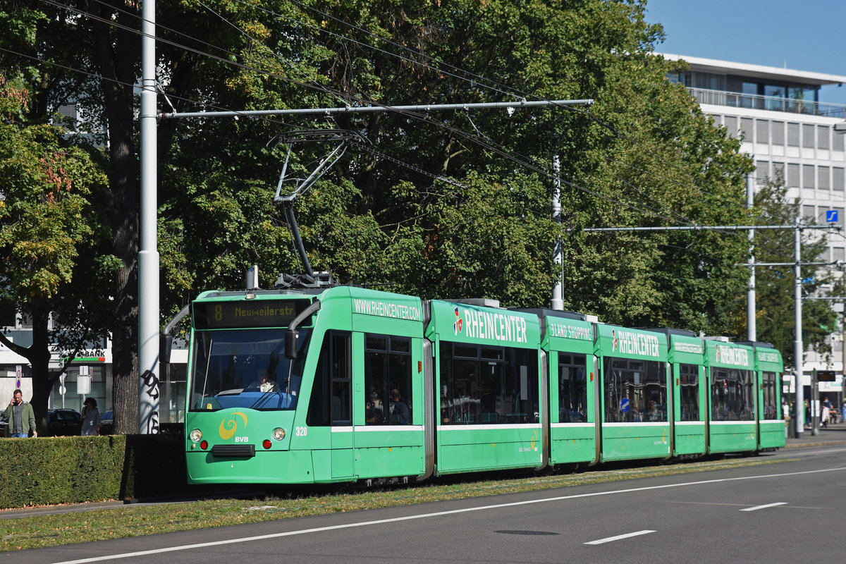 Be 6/8 Combino 320, auf der Linie 8, fährt zur Haltestelle am Bahnhof SBB. Die Aufnahme stammt vom 28.09.2018.