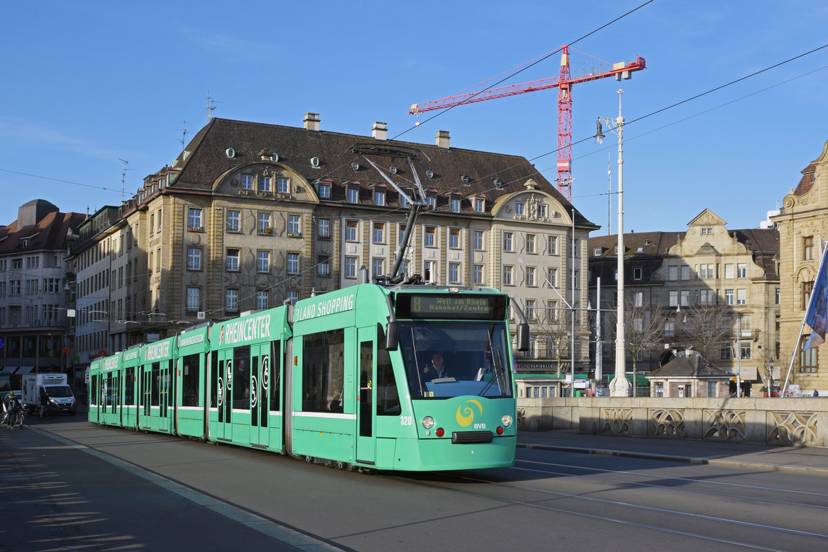 Be 6/8 Combino 320, auf der Linie 8, überquert die Mittlere Rheinbrücke. Die Aufnahme stammt vom 26.02.2019.