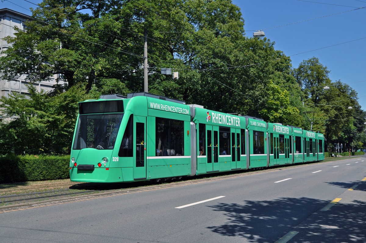 Be 6/8 Combino 320 auf der Linie 8 fährt Richtung Haltestelle Aeschenplatz. Die Aufnahme stammt vom 03.08.2015.