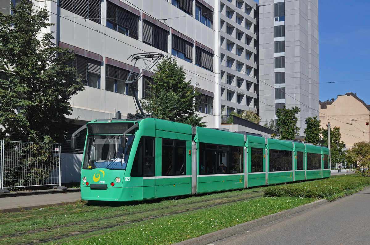 Be 6/8 Combino 321, auf der Linie 6, fährt zur Haltestelle Gewerbeschule. Die Aufnahme stammt vom 21.09.2017.