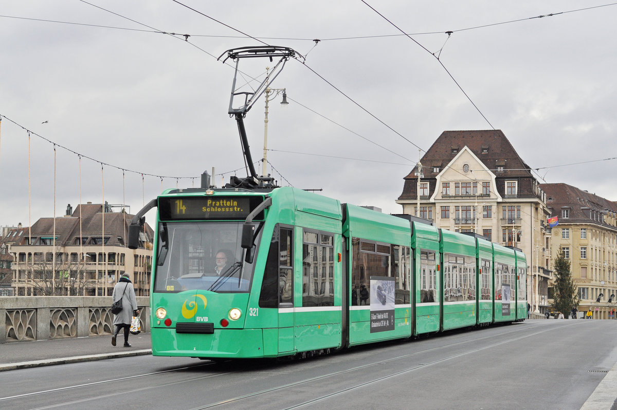 Be 6/8 Combino 321, auf der Linie 14 überquert die Mittlere Rheinbrücke. Die Aufnahme stammt vom 29.11.2017.