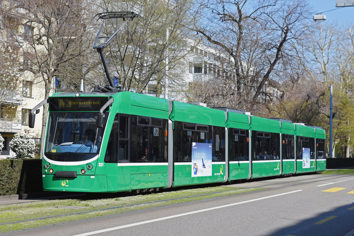 Be 6/8 Combino 321, auf der Linie 14, fährt Richtung Haltestelle Aeschenplatz. Die Aufnahme stammt vom 29.03.2019.