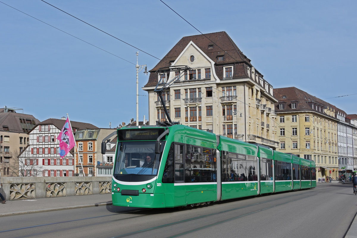Be 6/8 Combino 321, auf der Linie 6, überquert die Mittlere Rheinbrücke. Die Aufnahme stammt vom 22.02.2021.