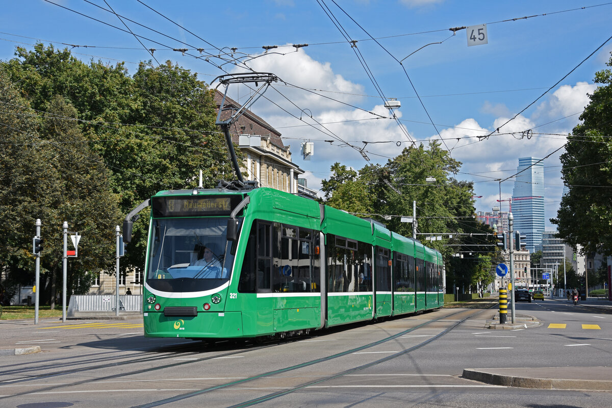 Be 6/8 Combino 321, auf der Linie 8, fährt zur Haltestelle am Bahnhof SBB. Die Aufnahme stammt vom 12.09.2021.