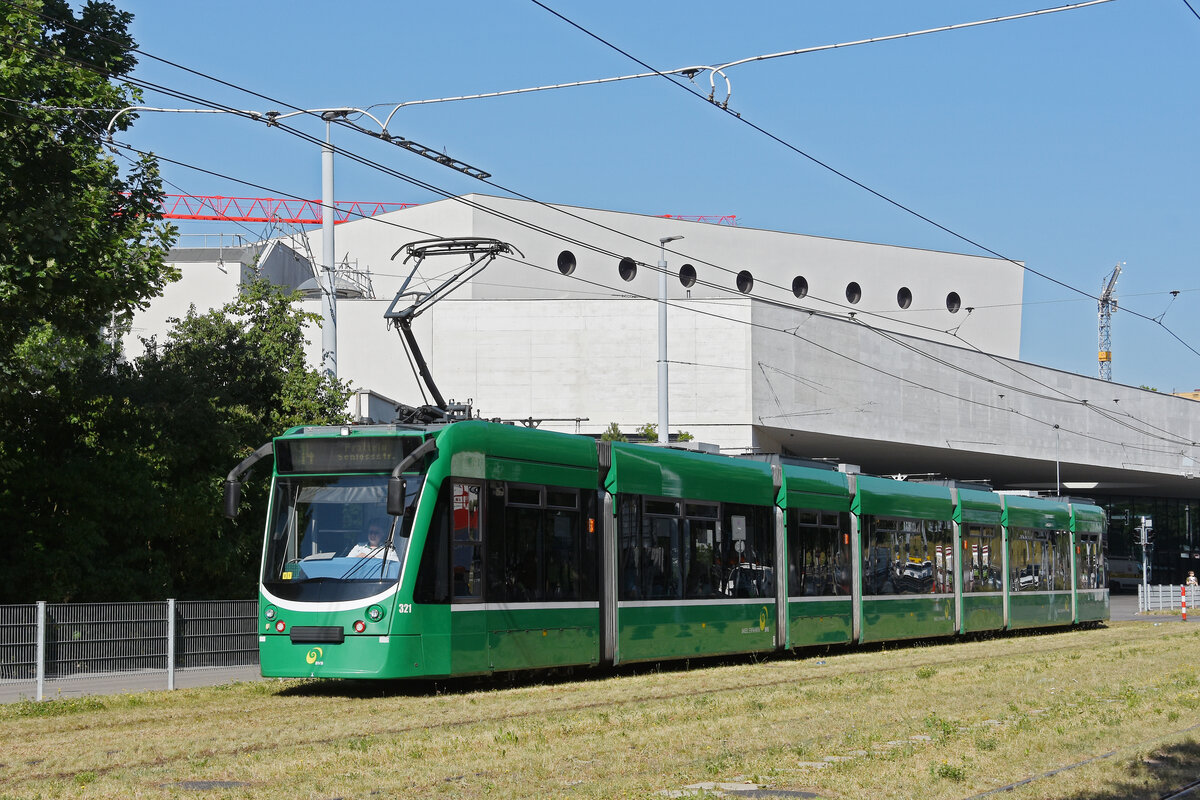 Be 6/8 Combino 321, auf der Linie 14, verl�sst am 22.06.2026 die Haltestelle St. Jakob. Aufnahme Basel.
