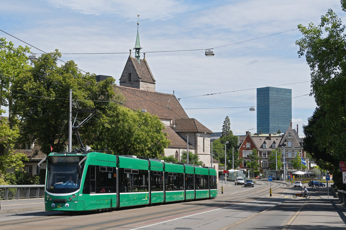 Be 6/8 Combino 321, auf der wegen der Grossbaustelle am Marktplatz umgeleiteten Linie 8, �berquert am 06.07.2026 die Wettsteinbr�cke Richtung Halterstelle Kunstmuseum. Aufnahme Basel.