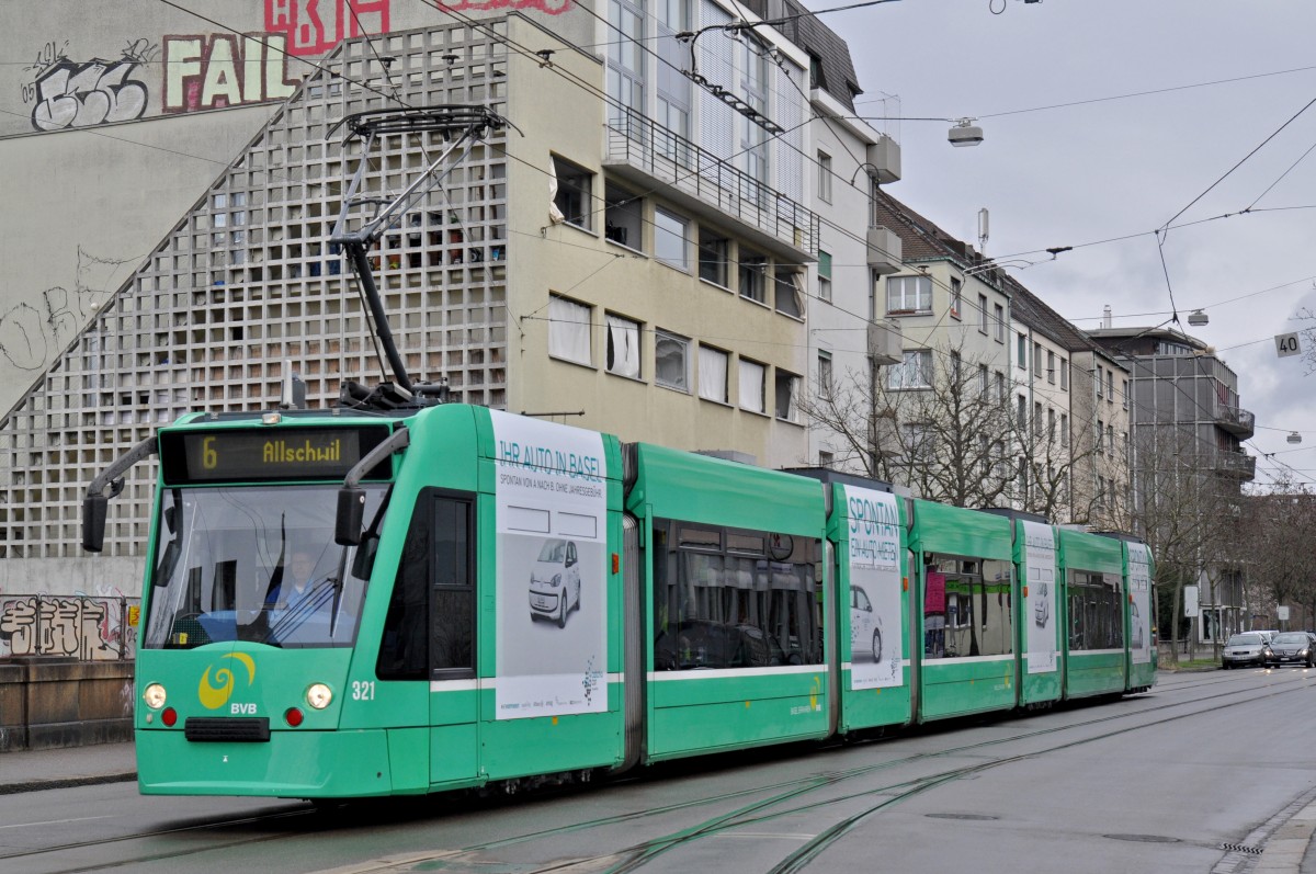 Be 6/8 Combino 321 auf der Linie 6 mit einer Teilwerbung für Catcha Car fährt zur Haltestelle Morgartenring. Die Aufnahme stammt vom 02.02.2015.