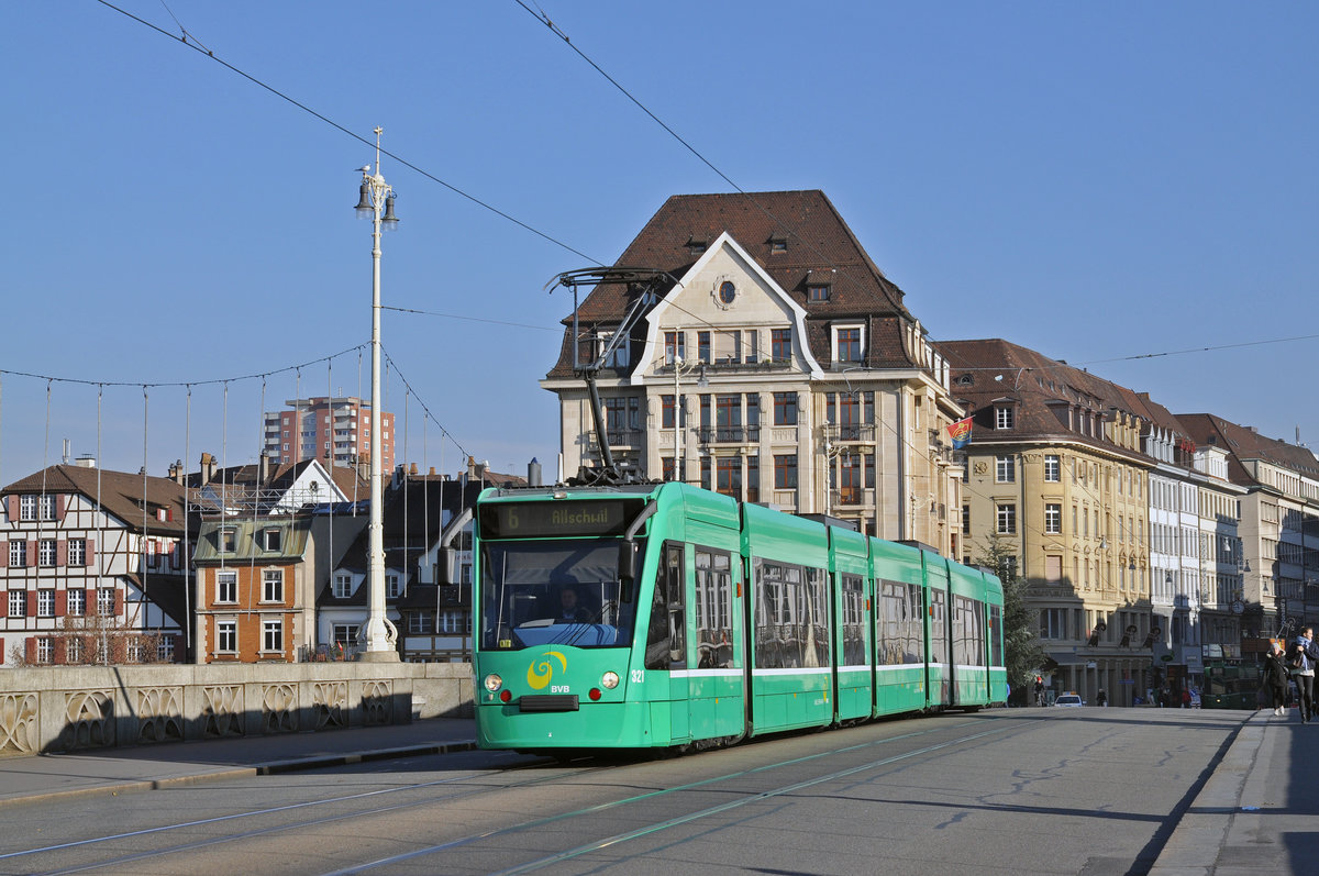 Be 6/8 Combino 321, auf der Linie 6, überquert die Mittlere Rheinbrücke. Die Aufnahme stammt vom 30.11.2016.