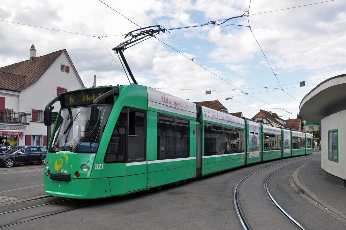 Be 6/8 Combino 321 mit der Teilwerbung für Adenauer & Co auf der Linie 6 an der Endstation in Allschwil. Die Aufnahme stammt vom 15.06.2014.