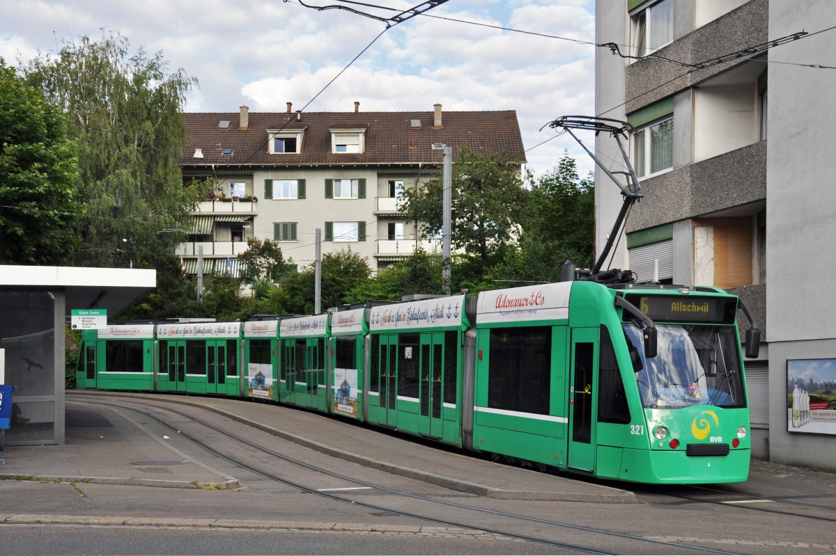 Be 6/8 Combino 321 mit der Teilwerbung für Adenauer & Co auf der Linie 6 an der Endhaltestelle Riehen Grenze. Die Aufnahme stammt vom 15.06.2014.