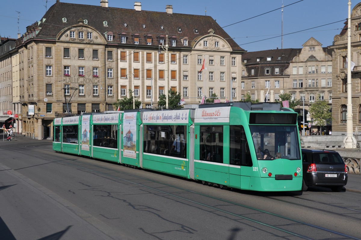 Be 6/8 Combino 321 mit der Teilwerbung für Adenauer & Co auf der Linie 6 überquert die Mittlere Rheinbrücke. Die Aufnahme stammt vom 21.06.2014.