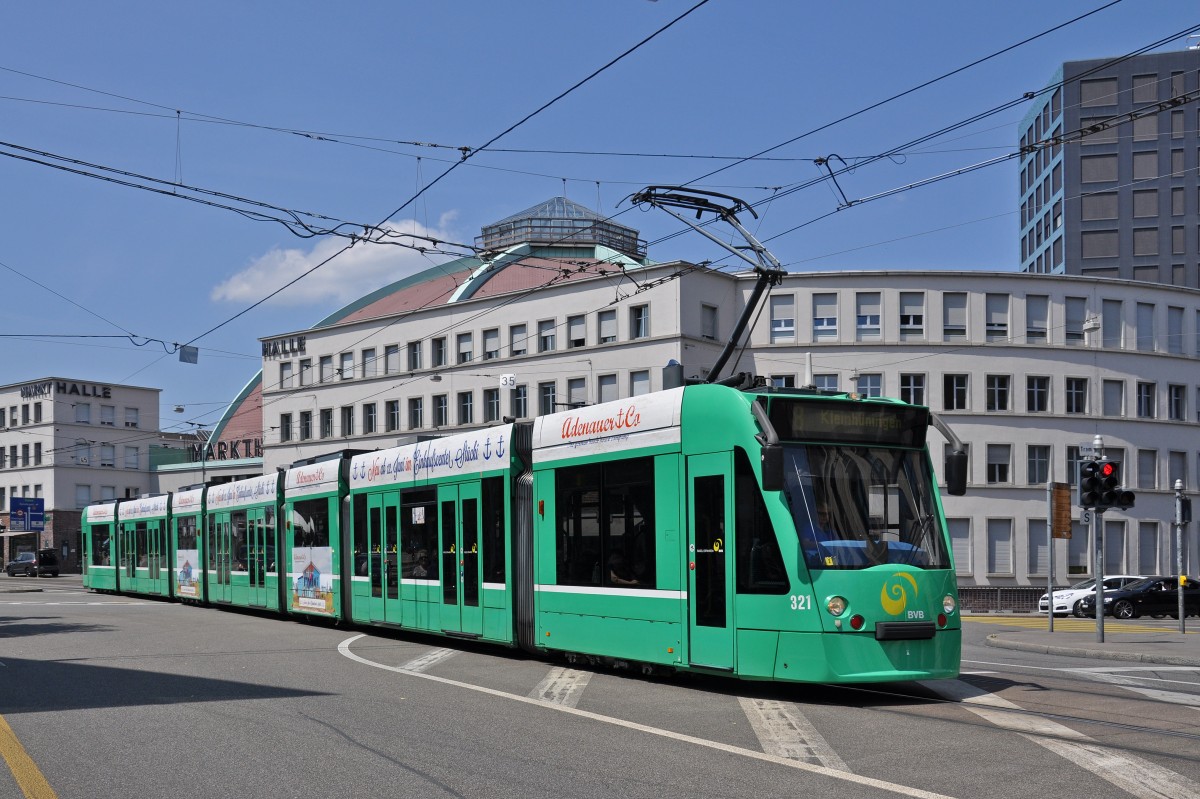 Be 6/8 Combino 321 mit der Adenauer & Co Teilwerbung auf der Linie 8 kurz vor der Haltestelle Bahnhof SBB. Die Aufnahme stammt vom 22.06.2014.