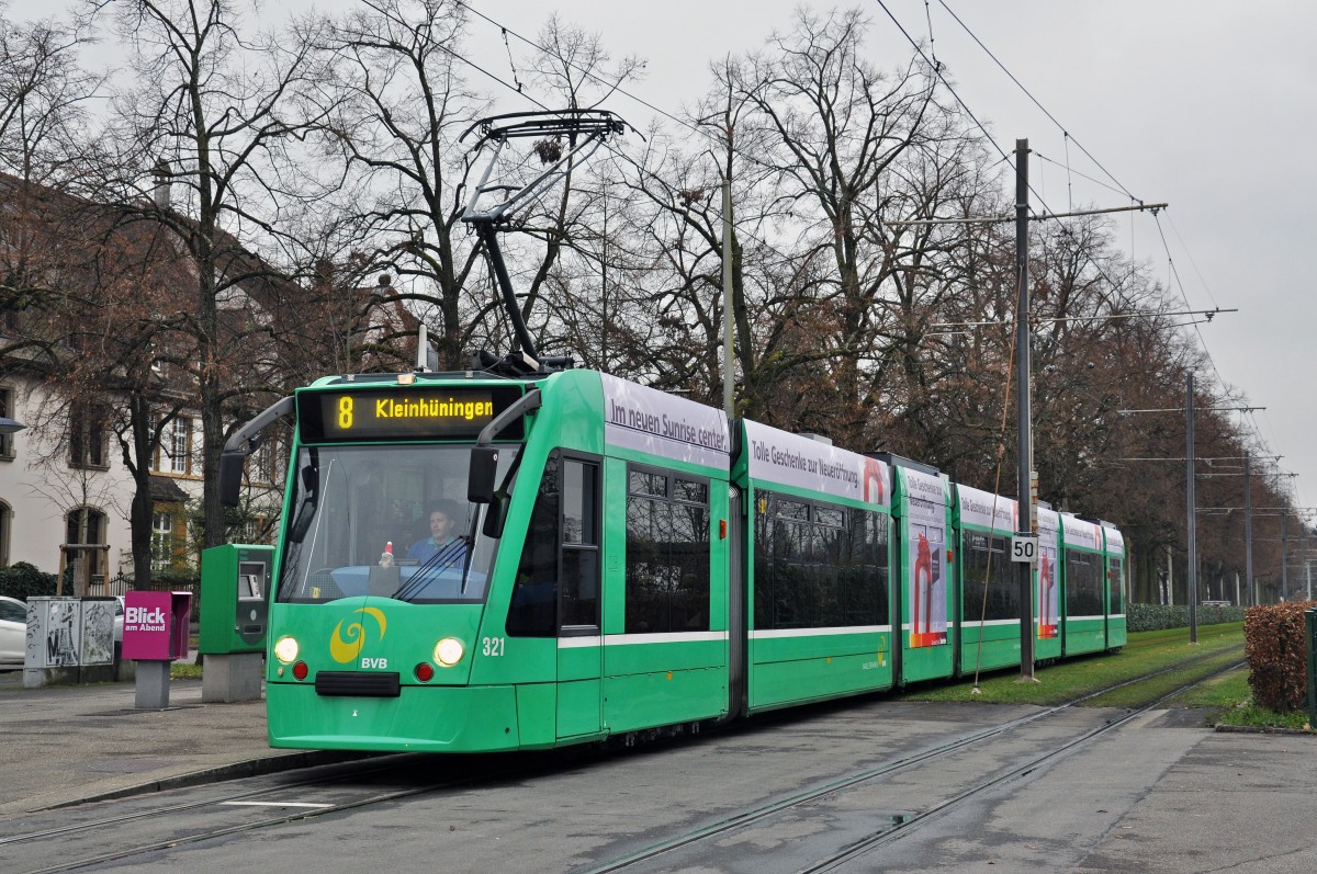 Be 6/8 Combino 321 mit einer Teilwerbung für Sunrise auf der Linie 8 bedient die Haltestelle Bundesplatz. Die Aufnahme stammt vom 07.12.2014.