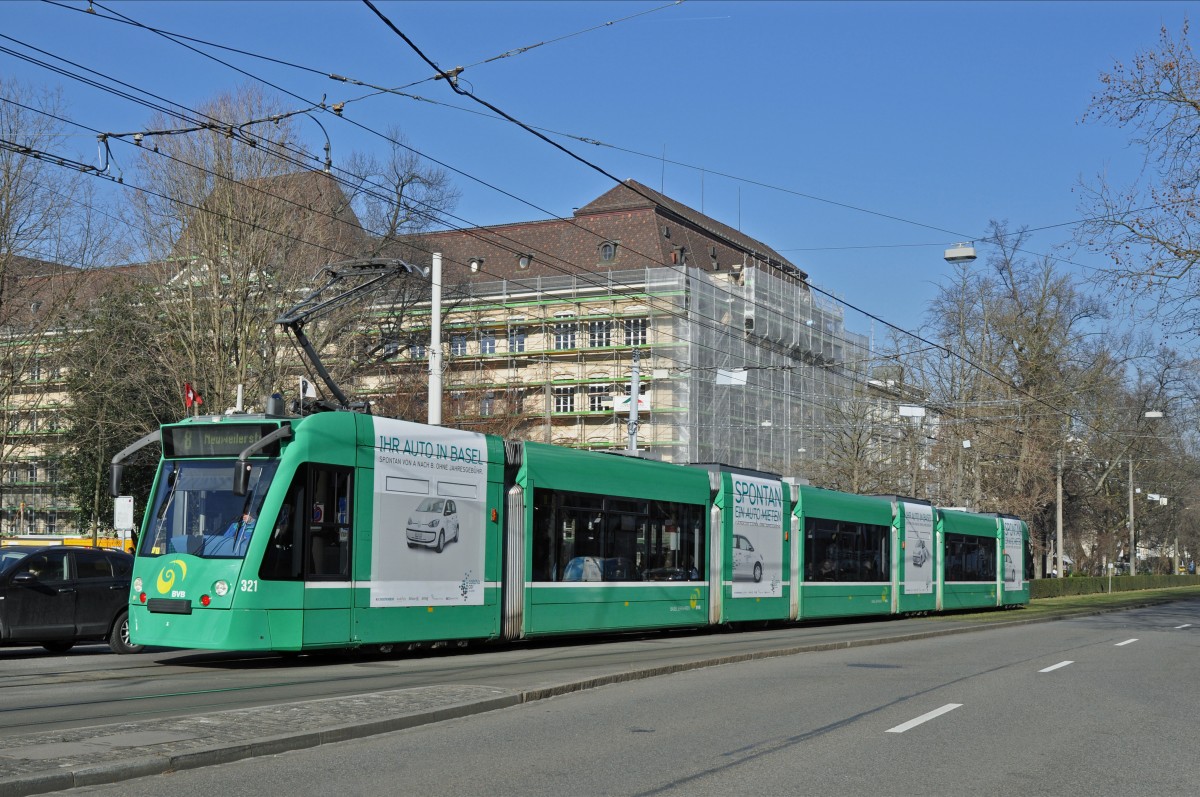 Be 6/8 Combino 321 mit einer Teilwerbung für CATCH A CAR auf der Linie 8 kurz von der Haltestelle Bahnhof SBB. Die Aufnahme stammt vom 12.02.2015.