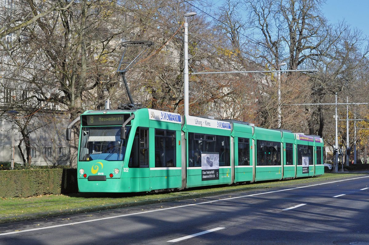 Be 6/8 Combino 322, auf der Linie 8, fährt zur Haltestelle am Bahnhof SBB. Die Aufnahme stammt vom 01.12.2017.