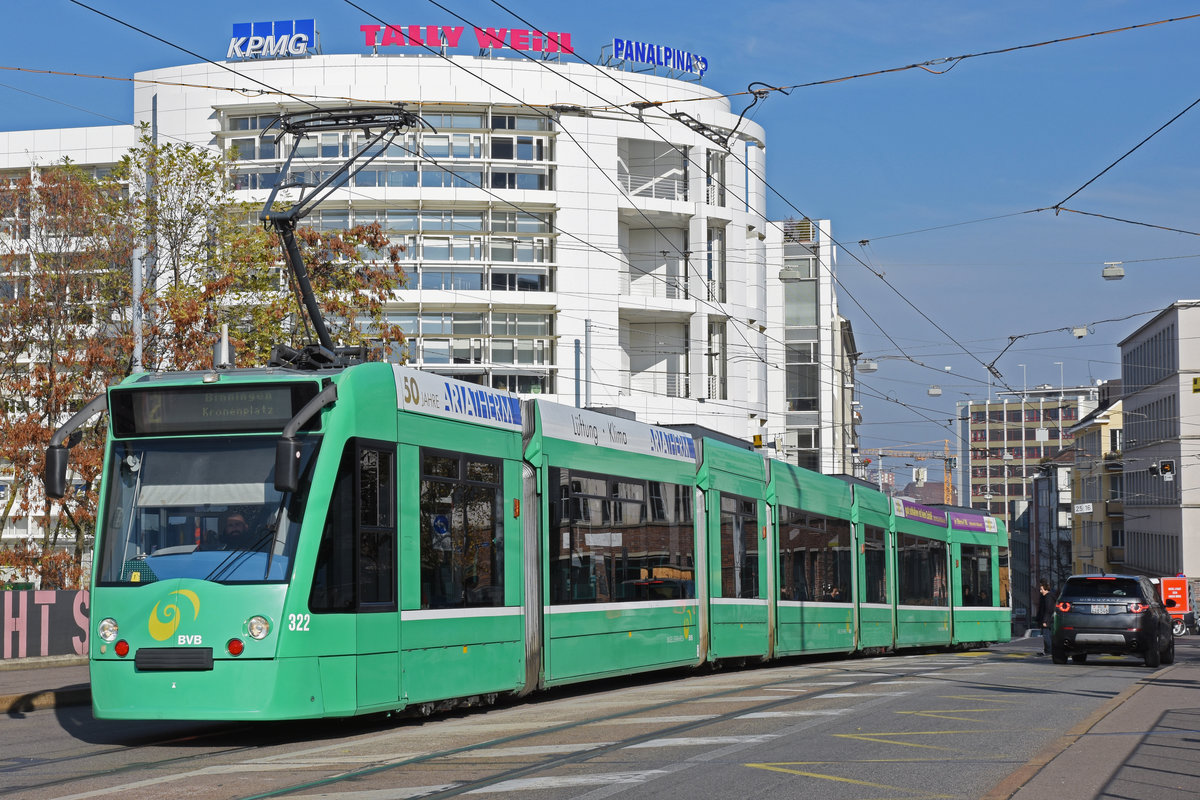 Be 6/8 Combino 322, auf der Linie 2, bedient die Haltestelle Markthalle. Die Aufnahme stammt vom 05.11.2018.