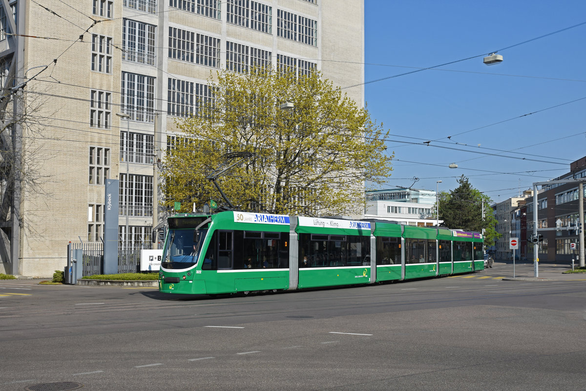 Be 6/8 Combino 322, auf der Linie 8, fährt bei der Haltestelle CIBA ein. Die Aufnahme stammt vom 08.04.2020.