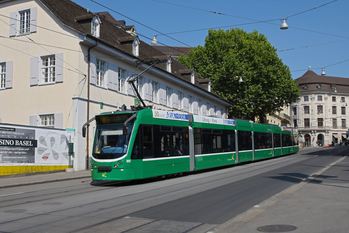 Be 6/8 Combino 322, auf der Linie 8, fährt den Steinenberg hinunter zur Haltestelle am Barfüsserplatz. Die Aufnahme stammt vom 16.05.2020.